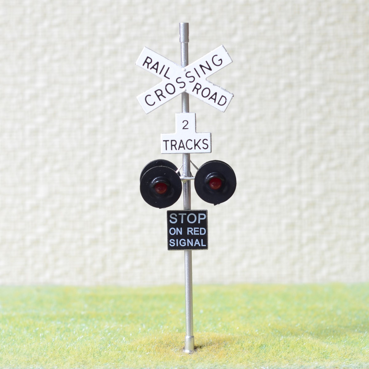 2 x O scale railroad crossing signals 4 heads + 1 circuit board flasher #2SL4X